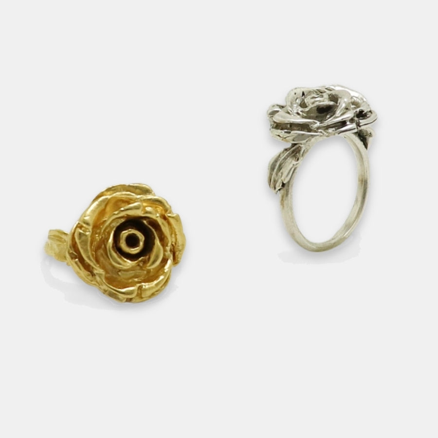 Side view of gold-plated and silver rose-shaped carved rings handmade by Izaskun Zabala.