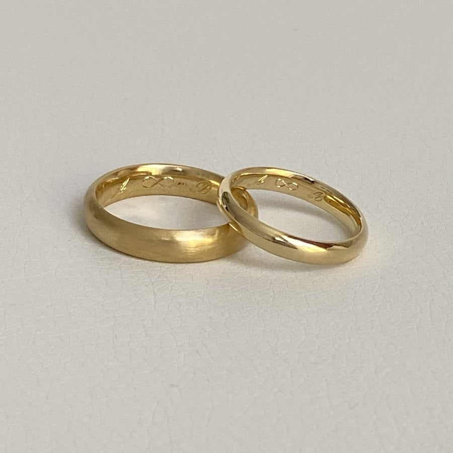 Two 18K gold  wedding rings with hand engraving in the inside, custom-made by Izaskun Zabala.