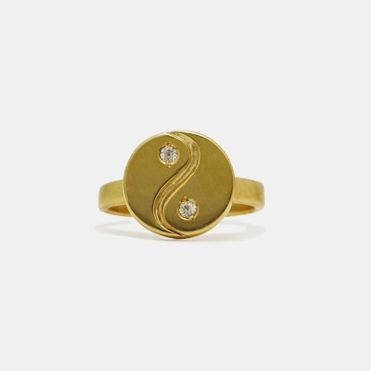 Gold-plated yin yang ring with two sapphires, artisan made by Izaskun Zabala.