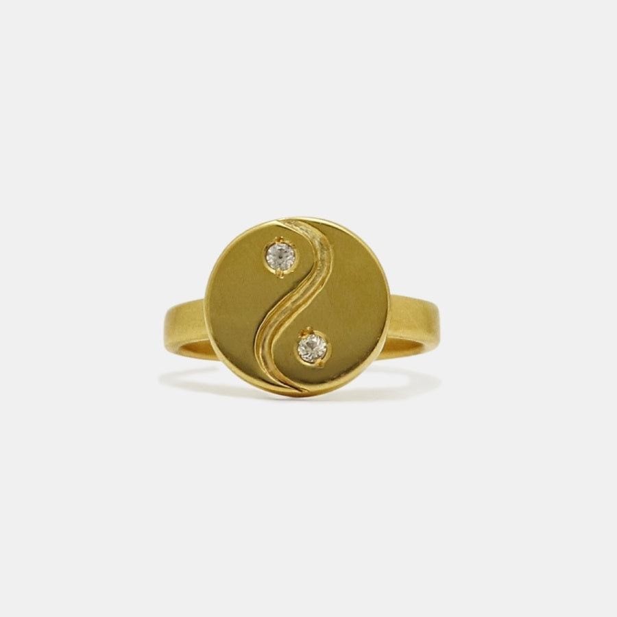 Gold-plated yin yang ring with two sapphires, artisan made by Izaskun Zabala.