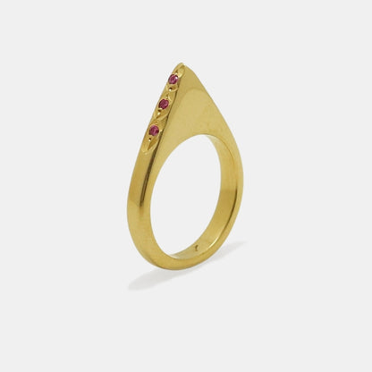 Gold-plated pyramidal ring with pink gemstones, handmade by Izaskun Zabala.