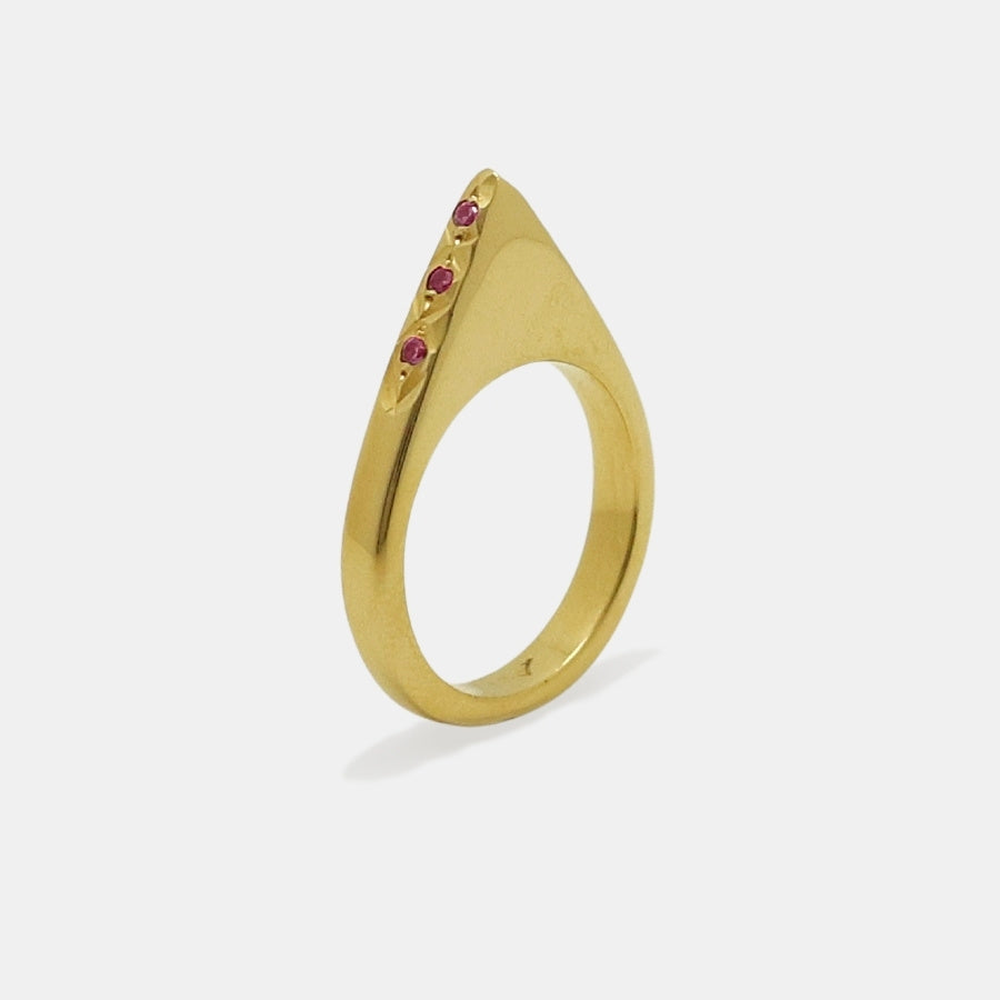 Gold-plated pyramidal ring with pink gemstones, handmade by Izaskun Zabala.
