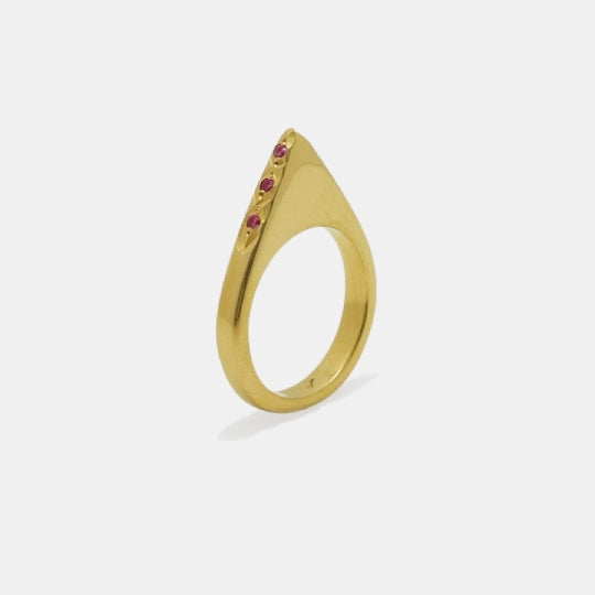 Gold-plated pyramidal ring with pink gemstones, handmade by Izaskun Zabala.