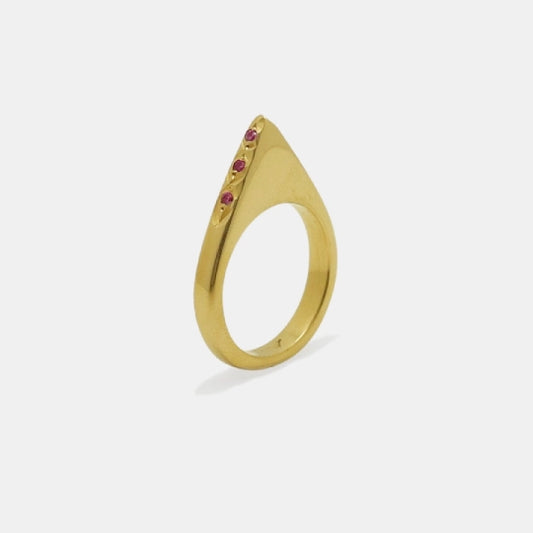 Gold-plated pyramidal ring with pink gemstones, handmade by Izaskun Zabala.