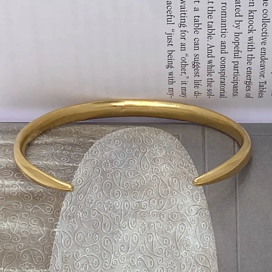 Minimalist artisan bracelet in gold-plated brass
