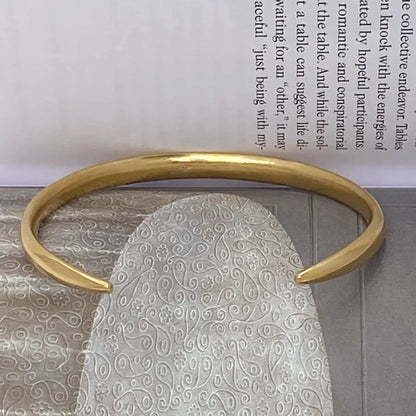Minimalist artisan bracelet in gold-plated brass