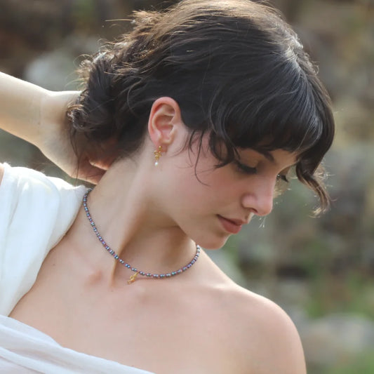 Nixie seahorse gold-plated necklace with dark pearls and pink tourmalines worn on a model with snake earrings