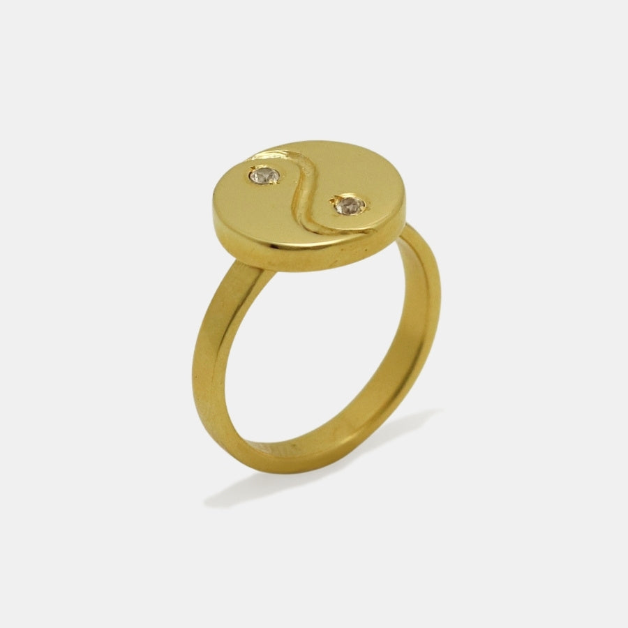 Side view of a gold-plated yin yang ring with two sapphires, artisan made by Izaskun Zabala.